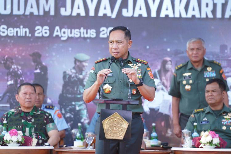 Panglima TNI Jenderal Agus Subiyanto saat memberikan arahan ke jajaran Komando Daerah Militer (Kodam) Jaya di Lapangan Kartika Kodam Jaya/Jayakarta, Jakarta Timur, Senin (26/8/2024). © Dok. Puspen TNI