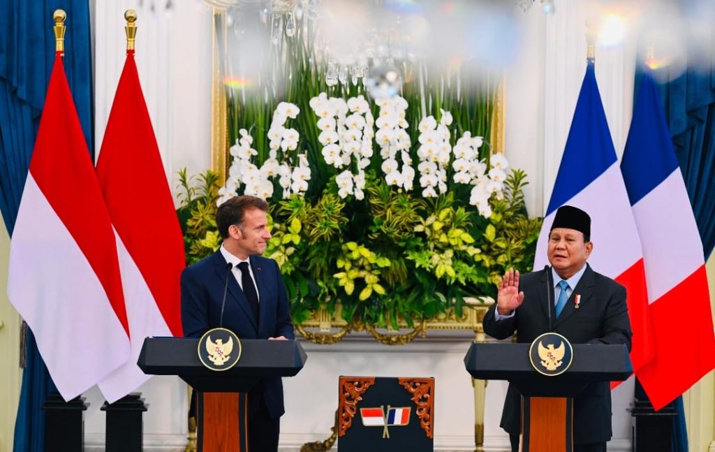 Kunjungan kenegaraan Presiden Prancis, Emmanuel Macron (kiri) yang diterima langsung oleh Presiden Republik Indonesia, Prabowo Subianto (kanan) merupakan momentum bersejarah dalam memperkuat hubungan bilateral Indonesia-Prancis. Dalam kesempatan ini, Presiden Prabowo menyampaikan apresiasi atas dukungan Prancis dalam berbagai sektor, salah satunya pada percepatan transisi energi. Foto: BPMI Setpres.