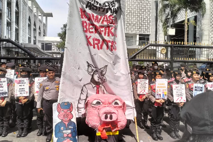 'Lukisan Babi' terpampang di depan gedung DPRD Sumut, saat aksi gabungan para buruh Asahan dan sejumlah buruh dan mahasiswa di Medan. Kamis (1/5). (Realitasonline.id/Mukhtarhabib)