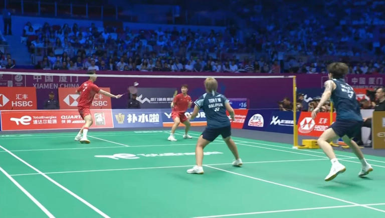 Reaksi dua pelatih Indonesia, Rexy Mainaky dan Nova Widianto pada laga sektor ganda campuran antara Malaysia dan China di babak perempat final Sudirman Cup 2025 yang digelar di Xiamen Fenghuang Gymnasium, China, Jumat (2/5/2025).