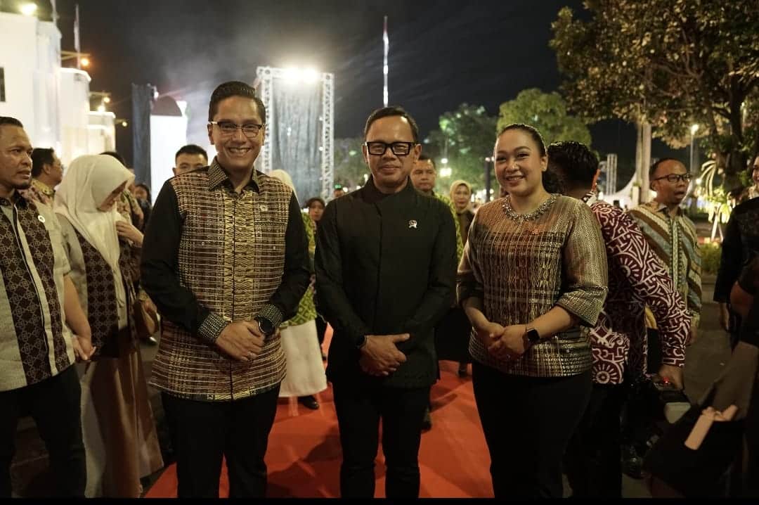 Kenakan Songket Medan, Rico Waas dan Ketua TP PKK Tampil Kompak di Gala Dinner Munas VII APEKSI Surabaya