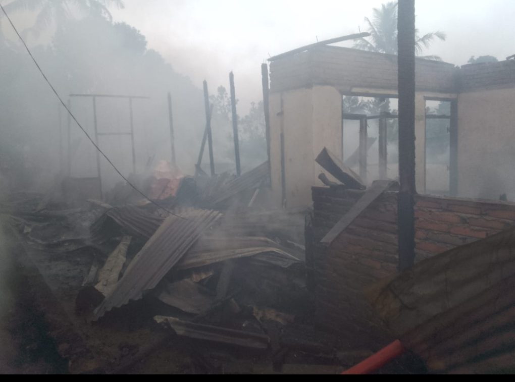 Bangunan rumah yang dilalap api di Dusun 2 Desa Berampu Kecamatan Berampu Kabupaten Dairi, Jumat (16/5/2025) (istimewa)