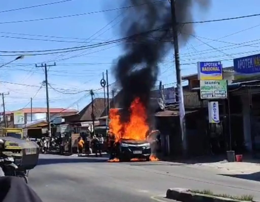 Api melalap mobil jenis Avanza Bermuatan Jerigen yang diduga berisi BBM di Jln. SM Raja persisnya di Simpang RSUD Sidikalang, Kamis (19/6/2025) siang. (DETEKSI.co/istimewa)