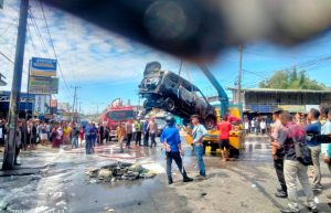 Avanza diduga bermuatan BBM yang terbakar sedang dievakuasi petugas. Di lokasi kejadian, terlihat sisa-sisa jerigen yang terbakar. (DETEKSI.co/Parulian Nainggolan)
