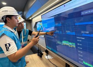 Petugas PLN saat melakukan monitoring pasokan listrik secara berlapis dan real time melalui Distribution Control Center (DCC) Mobile. Inisiatif ini merupakan bagian dari transformasi end-to-end yang dijalankan PLN dan terus memberikan dampak signifikan serta berkelanjutan terhadap kinerja perusahaan. Pada Tahun Buku 2024, PLN mencatatkan kinerja keuangan yang solid dengan laba bersih sebesar Rp17,76 triliun dan berkontribusi setoran ke negara sebesar Rp65,59 triliun.