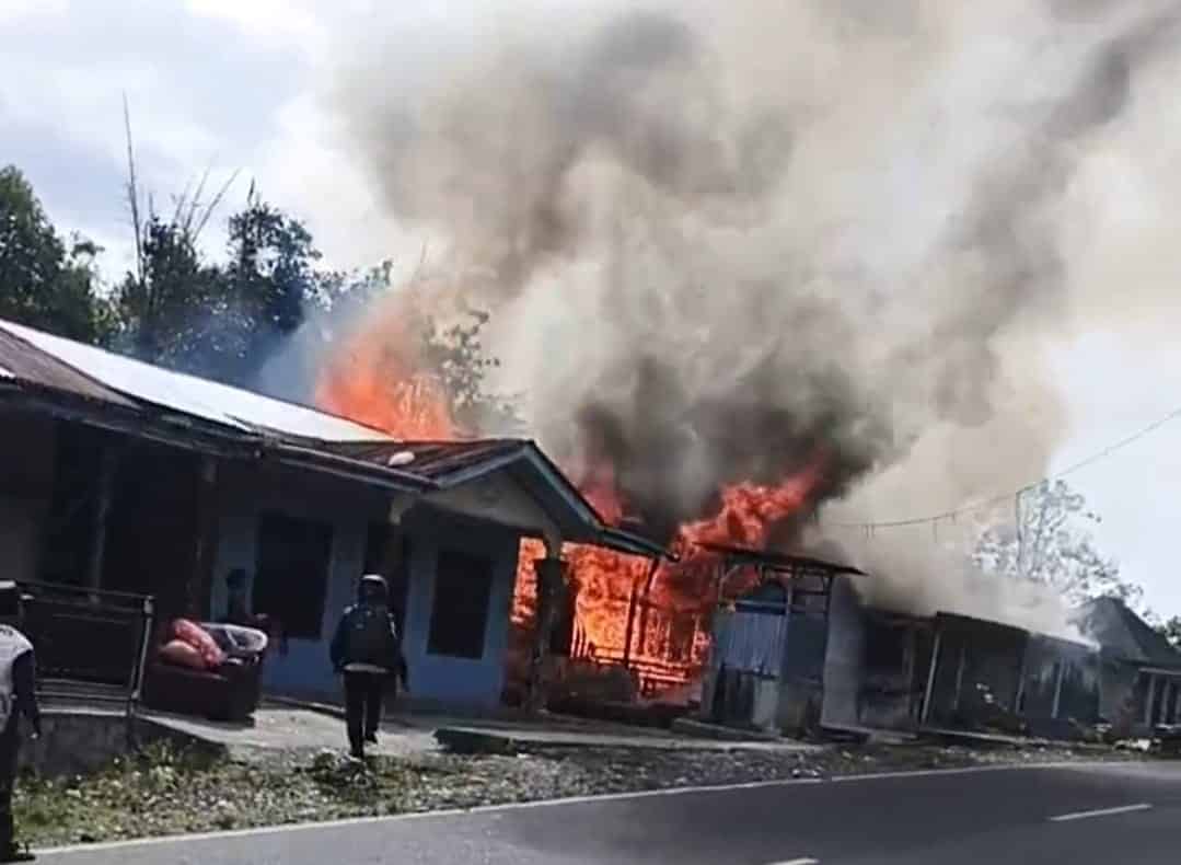 Kebakaran di Desa Sungai Raya Kecamatan Siempat Nempu Hulu Kabupaten Dairi, Selasa (22/7/2025). (istimewa)