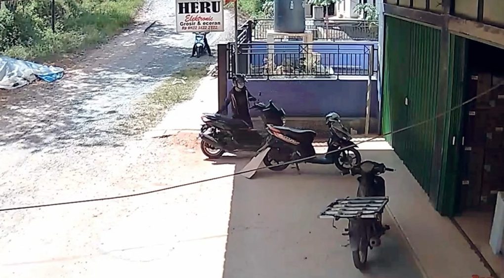 Pelaku Pencuri Sepeda Motor Terekam CCTV