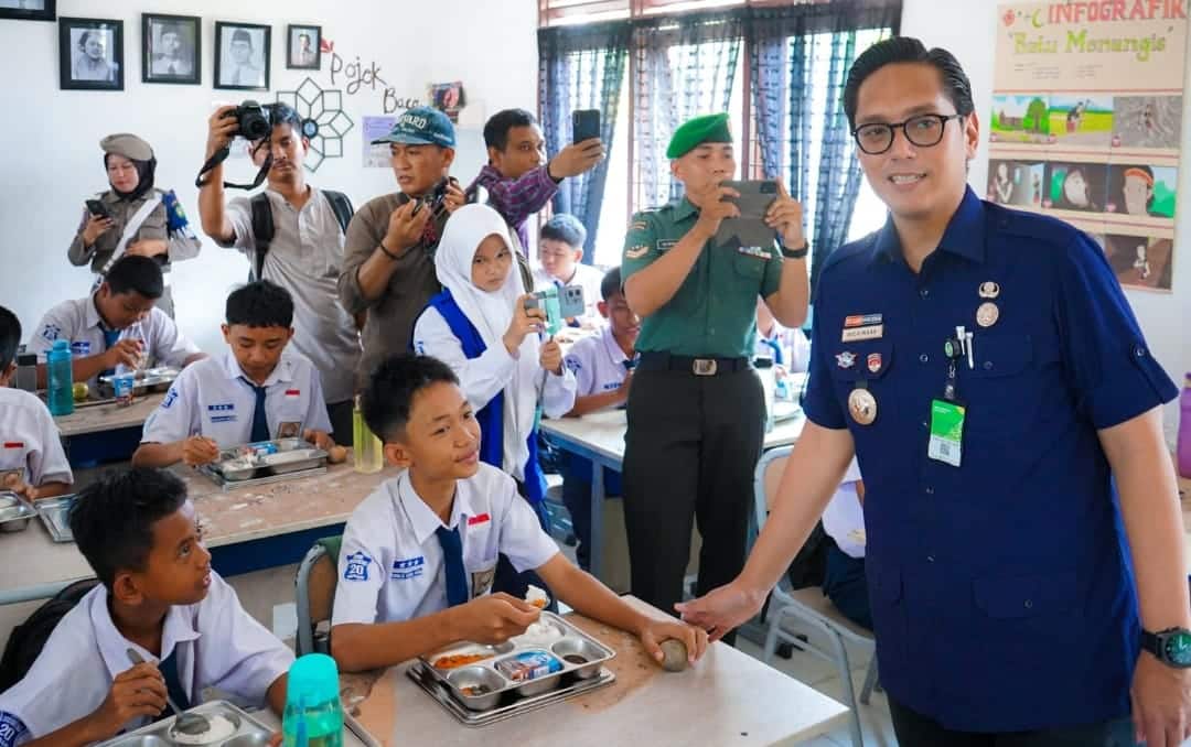 Dukung Penuh Program Makan Bergizi Gratis, Rico Waas Tinjau Langsung Pelaksanaan di SMPN 20