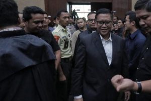 Kuasa hukum Hasto Kristiyanto, Ronny Talapessy, keberatan dengan tuntutan tujuh tahun penjara yang diberikan Jaksa Penuntut Umum Komisi Pemberantasan Korupsi (KPK). (CNN Indonesia/Adhi Wicaksono).