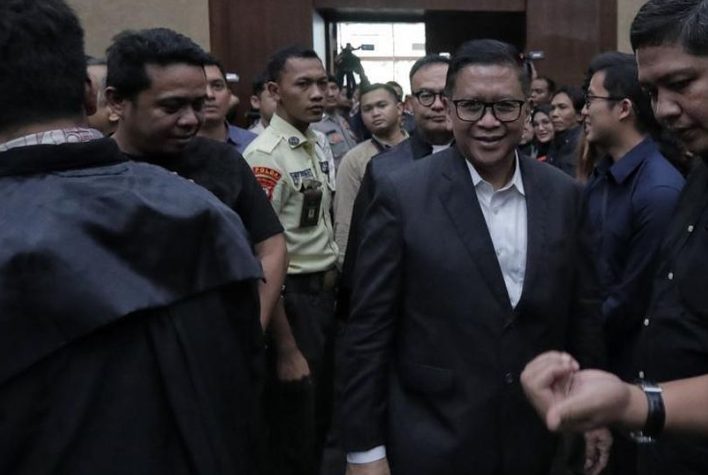 Kuasa hukum Hasto Kristiyanto, Ronny Talapessy, keberatan dengan tuntutan tujuh tahun penjara yang diberikan Jaksa Penuntut Umum Komisi Pemberantasan Korupsi (KPK). (CNN Indonesia/Adhi Wicaksono).