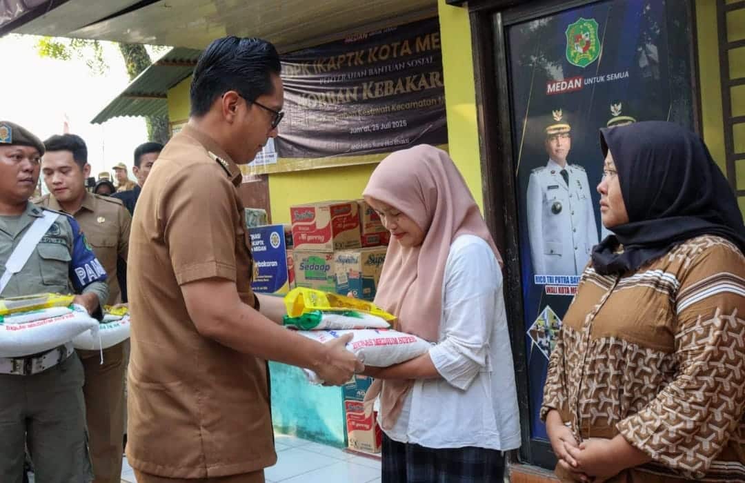 Kunjungi Korban Kebakaran di Kelurahan Kesawan, Rico Waas Salurkan Bantuan Logistik