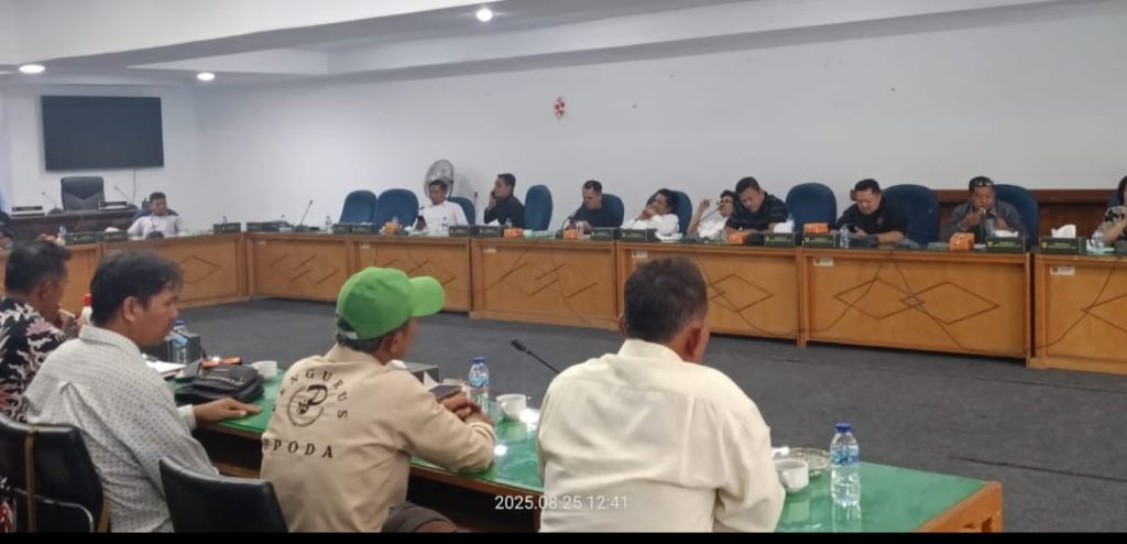 DPRD Dairi menggelar Rapat Dengar Pendapat (RDP) dan merencanakan membentuk Pansus terkait Operasional PT. Gruti, Senin (25/8/2025) (DETEKSI.co/Parulian Phsp Nainggolan)