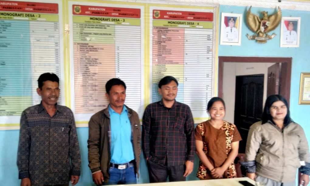 Kepala Desa Parbuluan VI kecamatan Parbuluan Kabupaten Dairi, Parasian Nadeak didampingi perangkat, memberi tanggapan kepada wartawan seputar operasional PT. Gruti di wilayahnya, Kamis (28/8/2025). (DETEKSI.co/Parulian Phsp Nainggolan)
