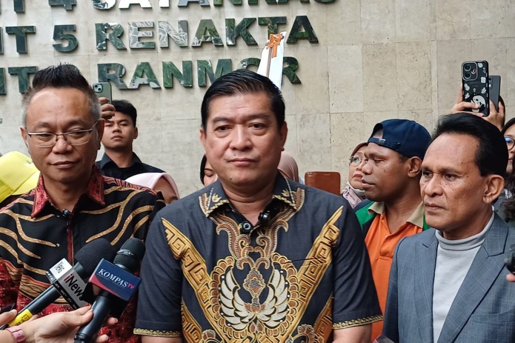 Ketua Umum Solidaritas Merah Putih, Silfester Matutina, di Polda Metro Jaya, Senin (4/7/2025).(KOMPAS.com/BAHARUDIN AL FARISI)