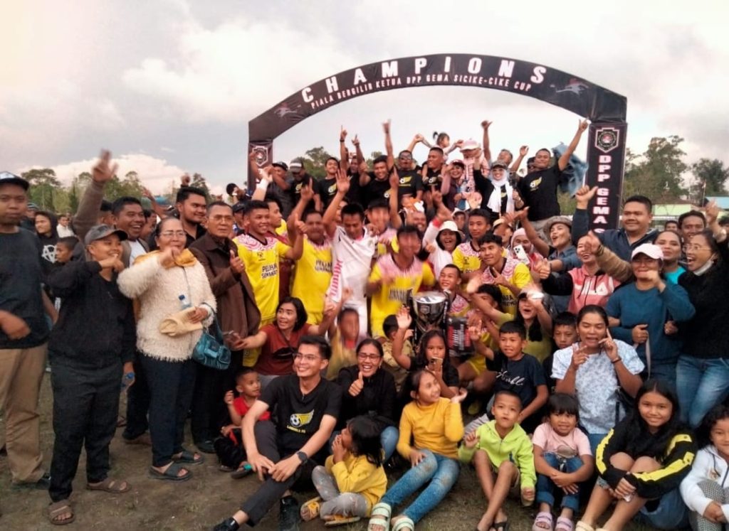 Mantan Bupati Dairi 2 periode KRA Jhonny Sitohang Adinegoro berbaur bersama tim Lae Hole FC saat merayakan kemenangan setelah sukses meraih gelar juara pada turnamen sepakbola DPP Gema Sicike - Cike tahun 2025, Minggu (24/8/2025)(DETEKSI.co/Parulian Phsp Nainggolan)