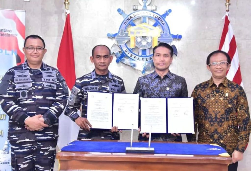 Penandatanganan PKS antara TNI AL yang diwakili Kadisfaslanal, Laksamana Pertama TNI Yusep Wildan (kedua dari kiri) dengan PLN yang diwakili GM PLN UID Jawa Timur, Ahmad Mustaqir (kedua dari kanan) disaksikan Direktur Retail dan Niaga PLN, Adi Priyanto (kanan) dan Asisten Logistik Kepala Staf Angkatan Laut, Laksamana Muda TNI Eko Sunarjanto (kiri) terkait layanan khusus jaringan listrik di Koarmada II pada Rabu (17/9) di Mabes TNI AL Cilangkap, Jakarta Timur.