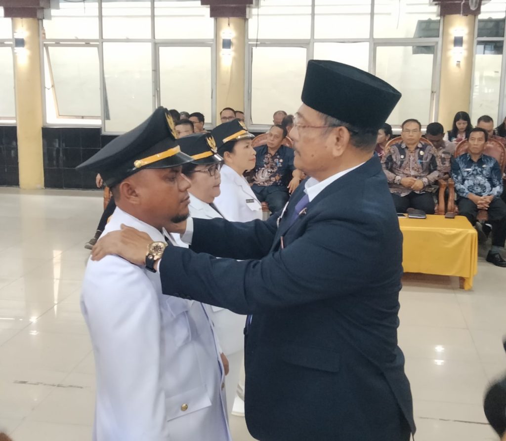 Bupati Dairi, Vickner Sinaga menyematkan tanda jabatan kepada Camat yang dilantik dalam mutasi ASN, Kamis (25/9/2025). Agenda tersebut tidak dihadiri Forkopimda.(DETEKSI.co/Parulian Phsp Nainggolan)