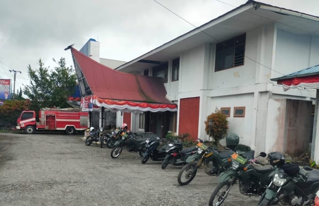 Gedung DPRD Dairi sepi, terlihat kenderaan dinas roda 2 milik TNI dan mobil Damkar terparkir di pelataran kantor, Senin (1/9/2025). (DETEKSI.co/Parulian Phsp Nainggolan)