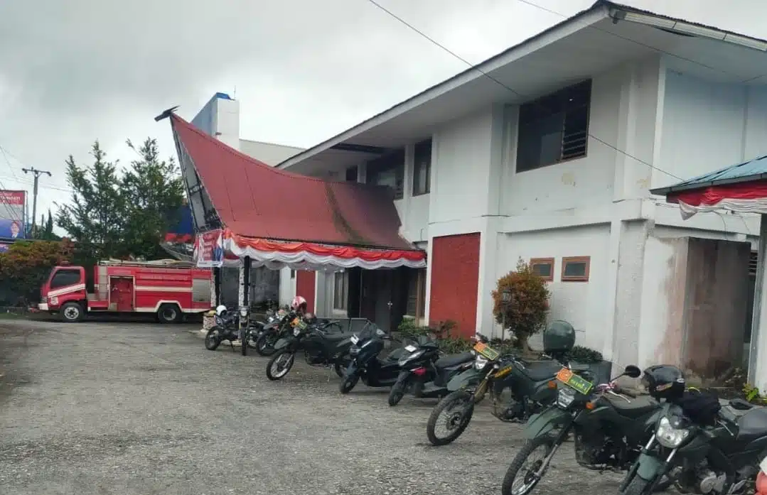Gedung DPRD Dairi sepi, terlihat kenderaan dinas roda 2 milik TNI dan mobil Damkar terparkir di pelataran kantor, Senin (1/9/2025). (DETEKSI.co/Parulian Phsp Nainggolan)