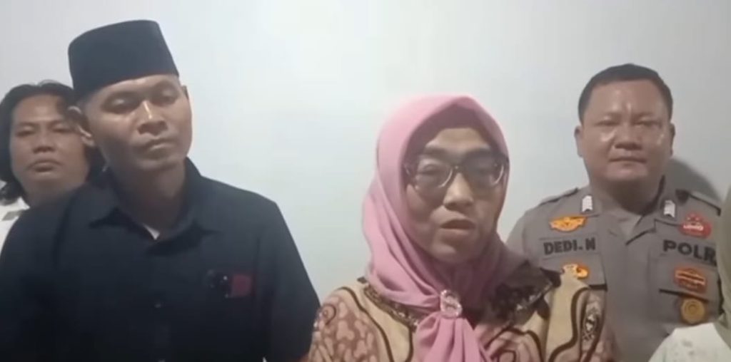 Kepala Dinas PPPA Mesuji bersama ketua Komisi I dan Kalung selalu anggota DPRD Mesuji
