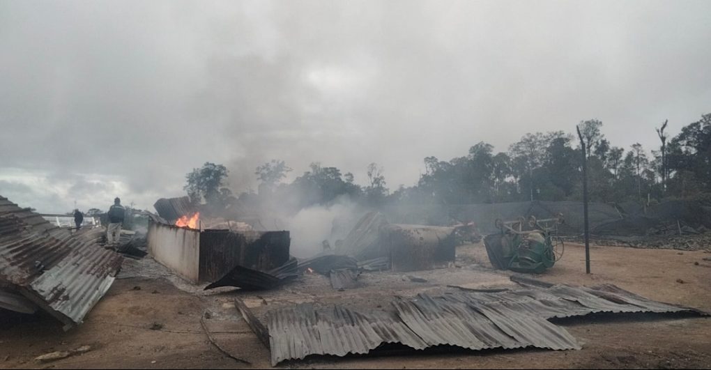Nyala api masih terlihat di sisa bangunan kantor PT. GRUTI yang musnah terbakar, pada aksi penolakan yang dilakukan kelompok massa, Jumat (12/5/2025) (DETEKSI.co/Parulian Phsp Nainggolan)