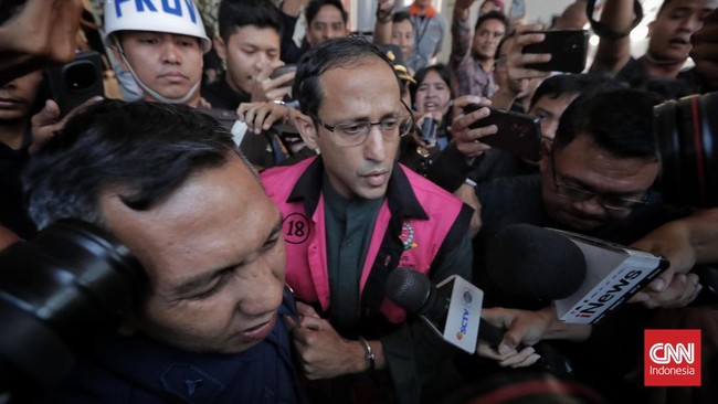 Mantan Menteri Pendidikan dan Kebudayaan Nadiem Anwar Makarim langsung ditahan penyidik Kejaksaan Agung (Kejagung) usai ditetapkan sebagai tersangka korupsi pengadaan laptop Chromebook. (CNN Indonesia/Adhi Wicaksono).