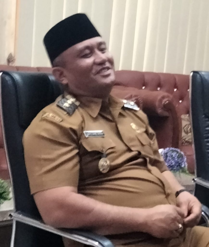 Wakil Bupati Dairi, Wahyu Daniel Sagala, diwawancarai wartawan di ruang kerja, Selasa (30/9/2025) (DETEKSI.co/Parulian Phsp Nainggolan)