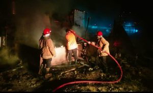 Petugas Damkar melakukan upaya pemadaman api, pada peristiwa kebakaran di Jln.BNKP Moria Panji Sibura-bura, Kelurahan Batang Beruh, Kecamatan Sidikalang Kabupaten Dairi, Selasa (28/10/2025) (istimewa)