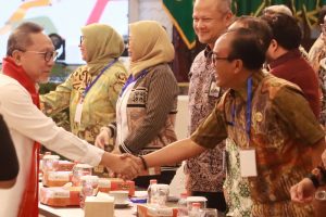 Wakil Bupati Samosir Ariston Sidauruk bersalaman dengan Ketua Satgas Nasional KDMP yang juga Menteri Koordinator Bidang Pangan Zulkifli Hasan.(DETEKSI.co/Dok.Kominfo Samosir)