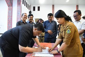 Bupati Samosir Vandiko Gultom, menandatangani nota kesepakatan bersama KUA-PPAS APBD Samosir Tahun Anggaran 2026, disaksikan pimpinan dan anggota DPRD.(DETEKSI.co/Dok.Kominfo Samosir).