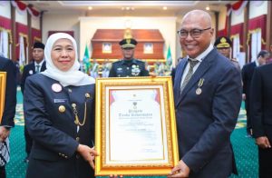 Ketua Umum Persatuan Wartawan Indonesia (PWI) Pusat, Akhmad Munir, menerima Lencana Kehormatan Provinsi Jawa Timur (Jatim) 'Jer Basuki Mawa Beya' dari Gubernur Jawa Timur, pada puncak peringatan Hari Jadi ke-80 Provinsi Jatim, yang digelar di Gedung Negara Grahadi, Surabaya, Minggu (12/10/2025).