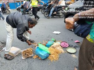 Akibat Ditabarak Mobil Avanda, Dagangan bu Ida Berhamburan di Jalan Perintis Kemerdekaan, Medan, Rabu (29/10/2025) sore (Dok. deteksi.co Istimewa).