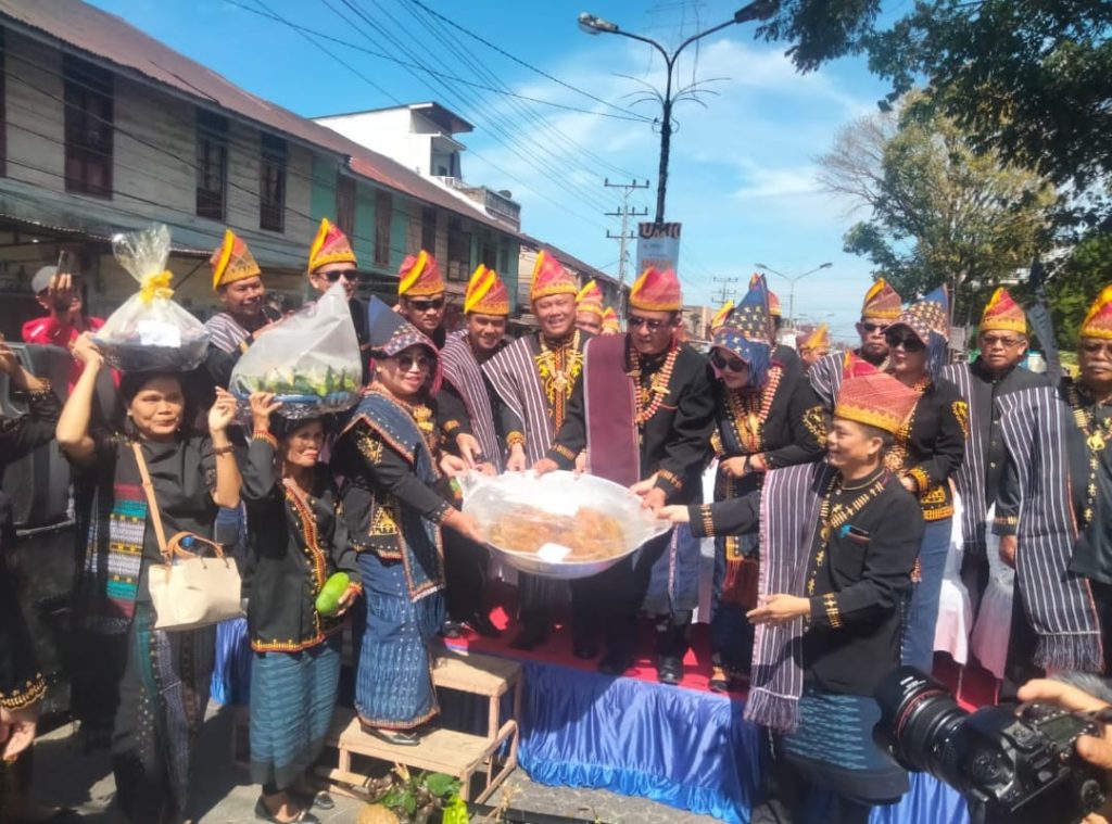Wakil Bupati Dairi, Wahyu Daniel Sagala menerima luah kontingen Kecamatan Gunung Sitember pada pembukaan pesta Budaya Njuah-Njuah Kabupaten Dairi tahun 2025, Rabu (29/10/2025) (DETEKSI.co/Parulian Phsp Nainggolan)