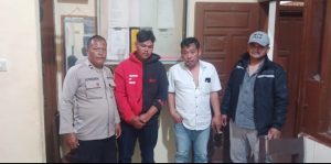 Tim Polsek Sumbul Kabupaten Dairi mengamankan FDL (jaket merah) terduga pelaku penganiayaan di jalan rusak Lae Pondom Kecamatan Silahisabungan, Jumat (17/10/2025) (istimewa)