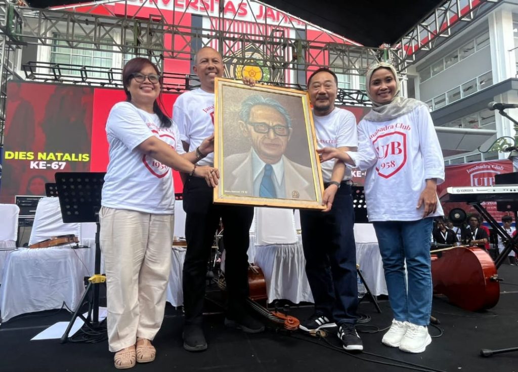Heroe Waskito, mewakili alumni menyerahkan lukisan KPH Soedarisman Poerwokoesoemo karya salah satu alumni Lidwina Riestanti kepada Rektor Universitas Janabadra.