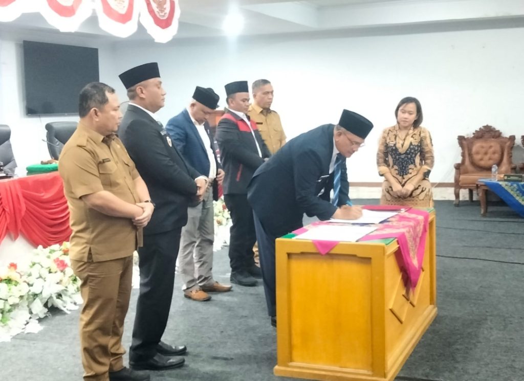 Bupati Dairi, Vickner Sinaga menandatangani dokumen pengesahan P APBD Dairi tahun 2025, dalam sidang Paripurna DPRD, Selasa (30/9/2025) malam. (DETEKSI.co/Parulian Phsp Nainggolan)