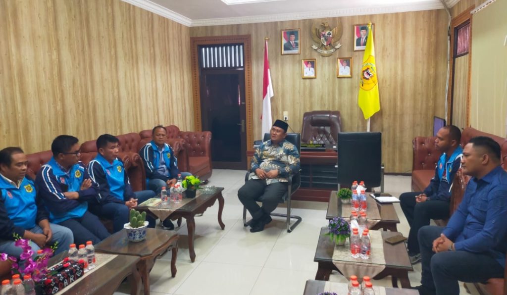 Wakil Bupati Dairi, Wahyu Daniel Sagala menerima Pengurus KONI dan Panitia KONI Dairi Run 5 K tahun 2025, di ruang kerja, Kamis (23/10/2025). (DETEKSI.co/Parulian Phsp Nainggolan)