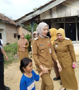 Wakil Gubernur Lampung dr. Jihan Nurlela, M.M Pegang Tangan Bocah Berusia 5 Tahun Bernama Sonia di Karya Tani Register 45, Kabupaten Mesuji, Senin (20/10/2025 dok. deteksi.co Yusri).  