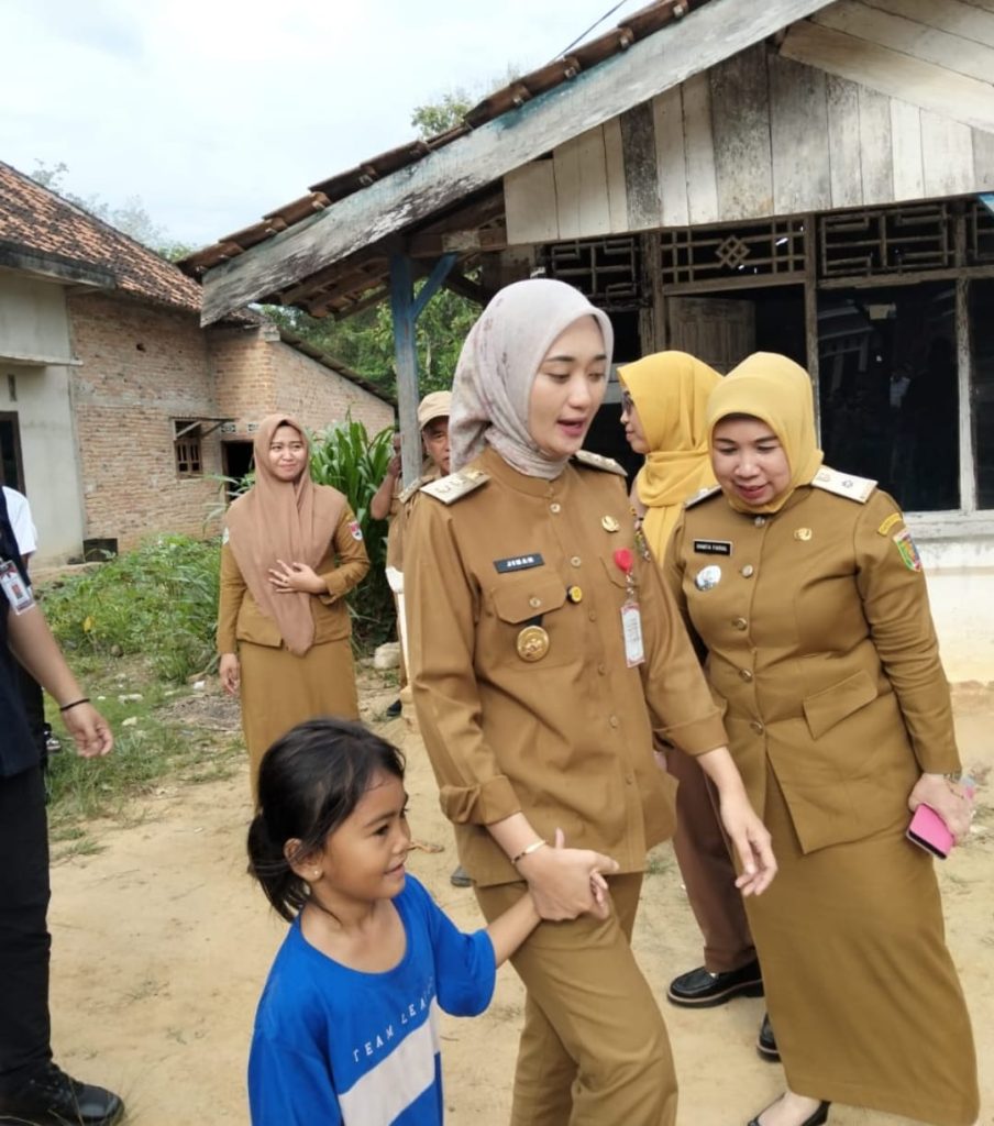 Wakil Gubernur Lampung dr. Jihan Nurlela, M.M Pegang Tangan Bocah Berusia 5 Tahun Bernama Sonia di Karya Tani Register 45, Kabupaten Mesuji, Senin (20/10/2025 dok. deteksi.co Yusri).  
