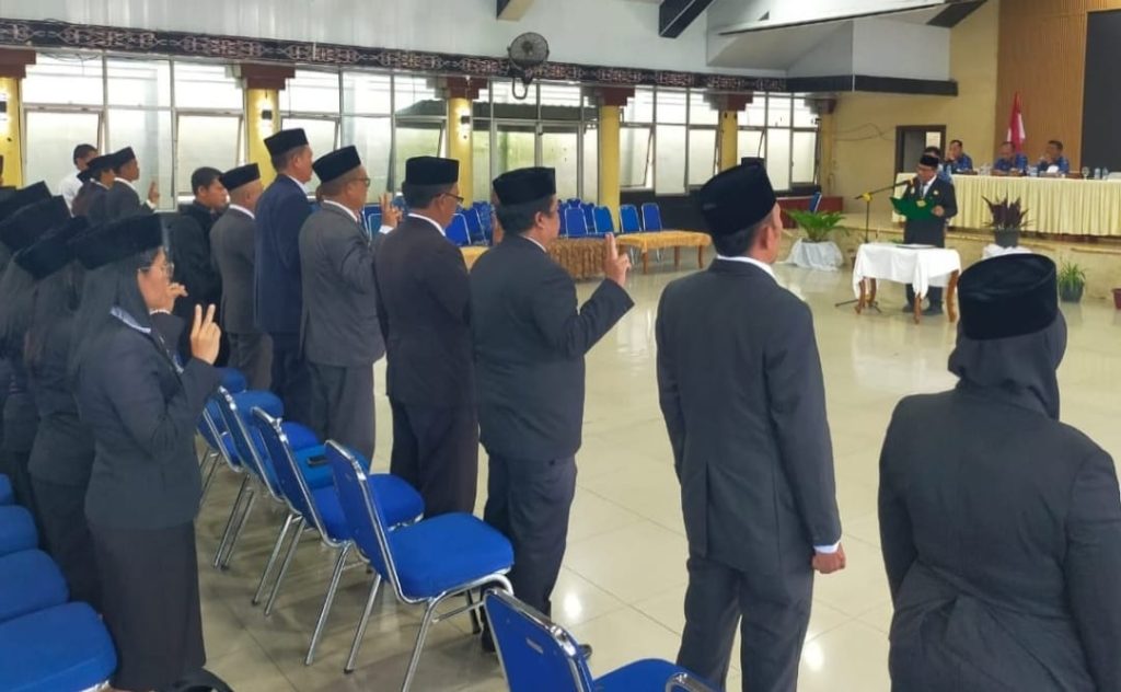 Wakil Bupati Dairi, Wahyu Daniel Sagala memimpin seremoni pengambilan sumpah janji jabatan dan pelantikan pejabat administrator, fungsional dan pengawas dilingkungan Pemkab Dairi, Selasa (28/10/2025).