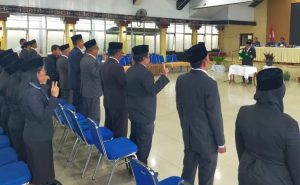 Wakil Bupati Dairi, Wahyu Daniel Sagala memimpin seremoni pengambilan sumpah janji jabatan dan pelantikan pejabat administrator, fungsional dan pengawas dilingkungan Pemkab Dairi, Selasa (28/10/2025).