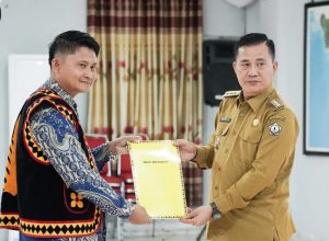 Bupati Nias Selatan, Sokhiatulo Laia Serahkan SK Pengukuhkan Panitia Pemekaran Kabupaten Kepulauan Batu kepada Ketum Dr. Cand. Indranas Gaho, S.H., M.Kn dalam acara pelantikan di Aula Kantor Bupati Nias Selatan, Senin (17/11/2025).