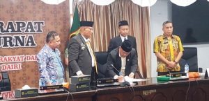 Penandatanganan Ranperda APBD Dairi TA 2026 menjadi Perda pada Sidang Paripurna DPRD Dairi, Jumat (28/11/2025) (DETEKSI.co/istimewa)