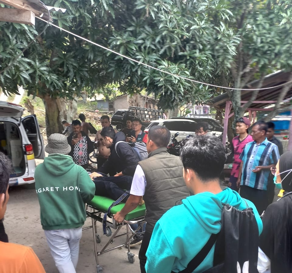 Warga mengevakuasi korban tenggelam di perairan Danau Toba Desa Paropo Kecamatan Silahisabungan Kabupaten Dairi, Rabu (5/11/2025)(istimewa)