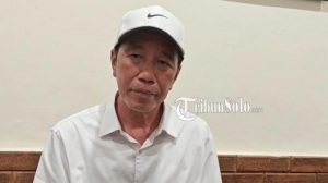 SERBA PUTIH. Mantan Presiden Jokowi di Solo pada Senin (28/10/2025). (TribunSolo.com/Ahmad Syarifudin)