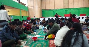 Parasian Nadeak, Kepala Desa Parbuluan VI Kecamatan Parbuluan Kabupaten Dairi, berada diantara warganya yang mengungsi di Gedung Olah Raga Sidikalang, Selasa (11/11/2025). (DETEKSI.co/Parulian P Nainggolan)