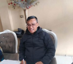 Kery Sinaga, penanggungjawab PT Gruti Wilayah Tele II, Kecamatan Parbuluan, Kabupaten Dairi, memberi keterangan Pers di Sidikalang, Jumat (21/11/2025) [DETEKSI.co/Parulian Phsp Nainggolan)