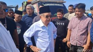 Foto: Founder PT Hadji Kalla, Jusuf Kalla (JK) meninjau lokasi sengketa tanah. (Nur Hidayat Said/detikSulsel)