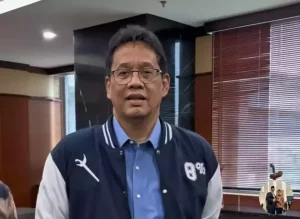 Menkeu Purbaya gunakan jaket bertuliskan 8 persen karya UMKM Indonesia. (TikTok/@purbayayudhis)