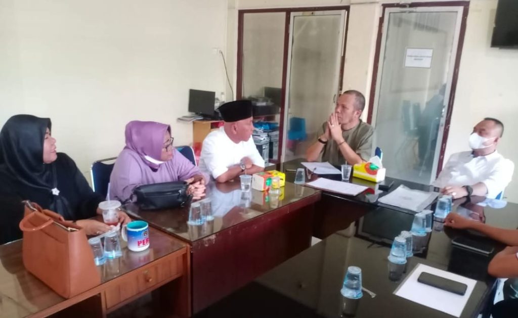 Ketua PWI Sumut, Farianda Putra Sinik, dan pengurus saat menggelar rapat, baru-baru ini. (Ist)